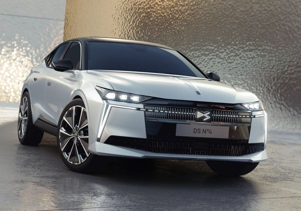 DS N°4 2025 Review: Hybrid Versions for Eco-Friendly Premium