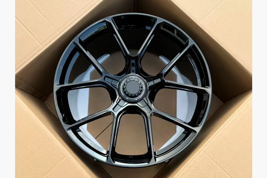 Porsche 911 (992) 2018– Forged OEM Wheels R20 R21 V30 (Set of 4) Image