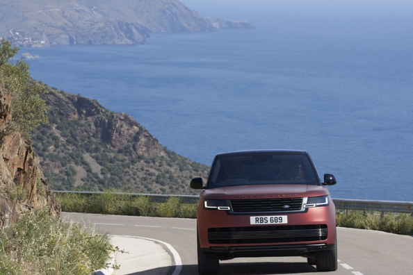 Range Rover SV P530 Review: The Ultimate in Luxury and Performance Photo 3
