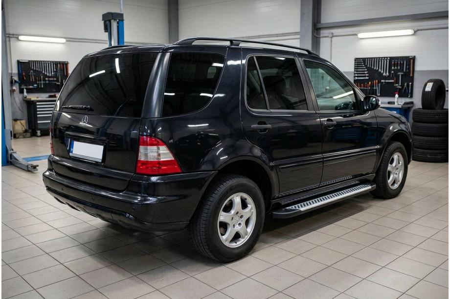 Mercedes ML W163 1997-2005 Side Steps Line (2 pcs, Aluminum) Image