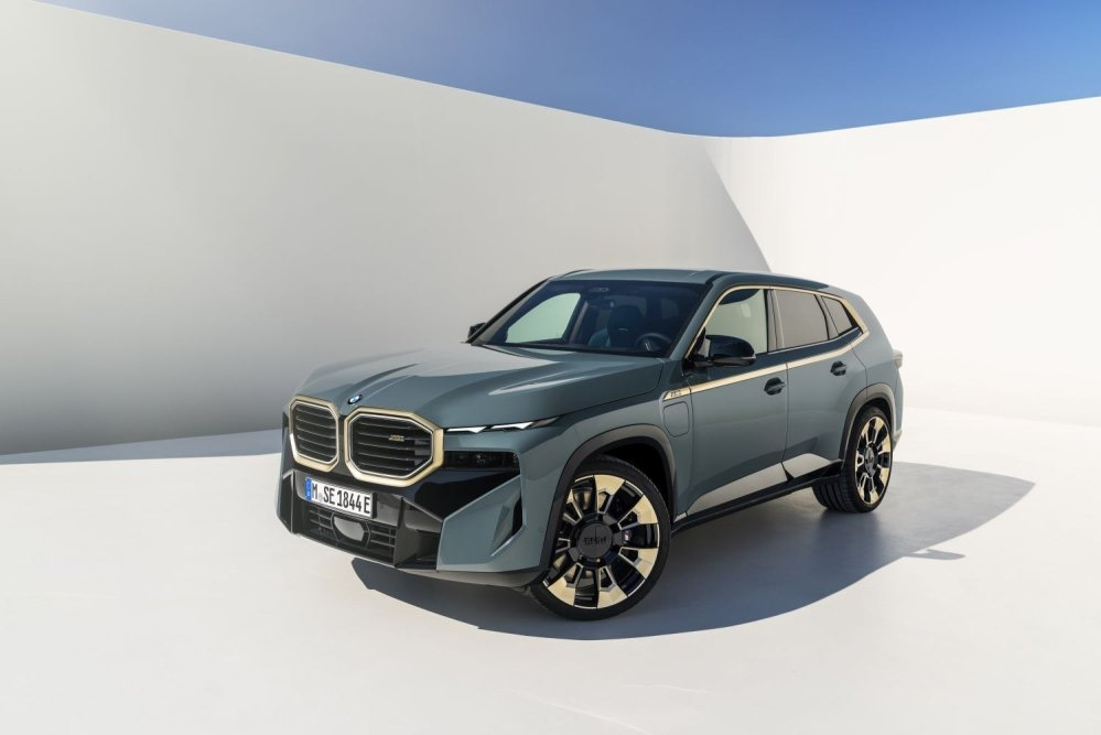 Review of the high-performance BMW XM M 50e Plug-in Hybrid