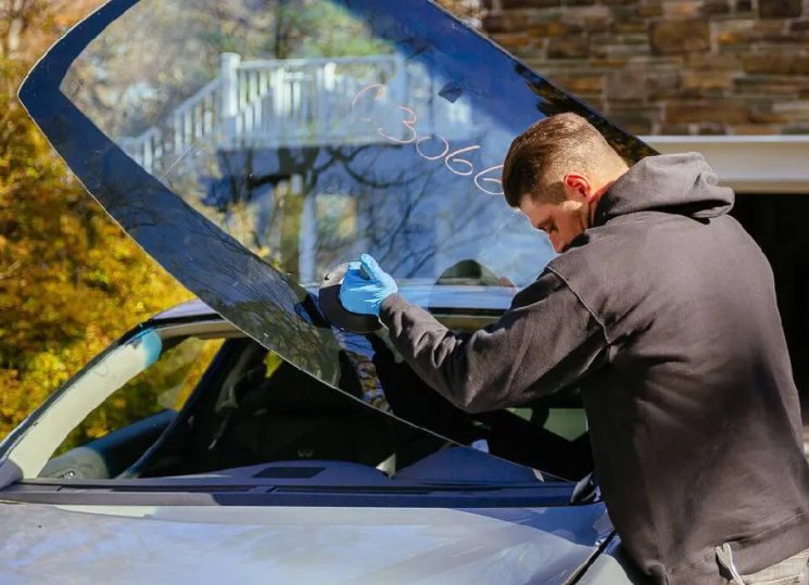 Car Windshield: When Is Replacement Unavoidable?