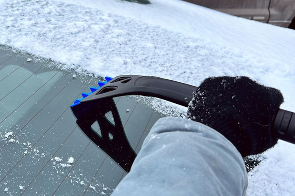 How to Choose a Car Windshield Scraper: The Key to Safe Visibility