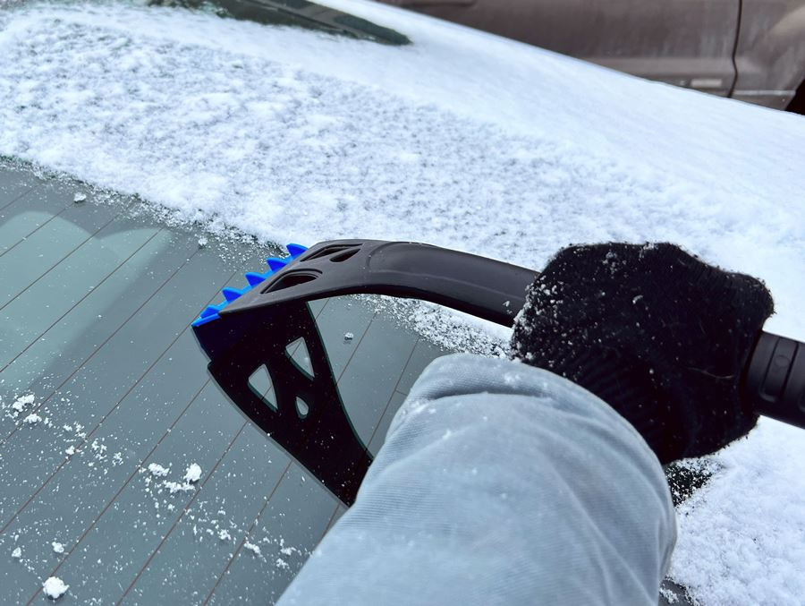 How to Choose a Car Windshield Scraper: The Key to Safe Visibility