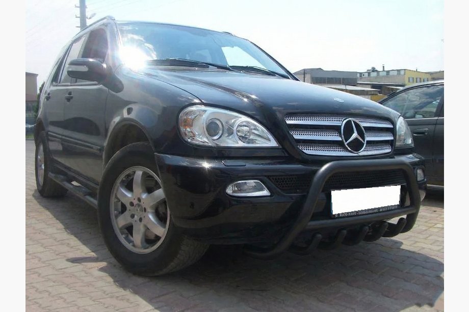 Mercedes ML W163 1997-2005 Black Bull Bar (Stainless Steel) Image