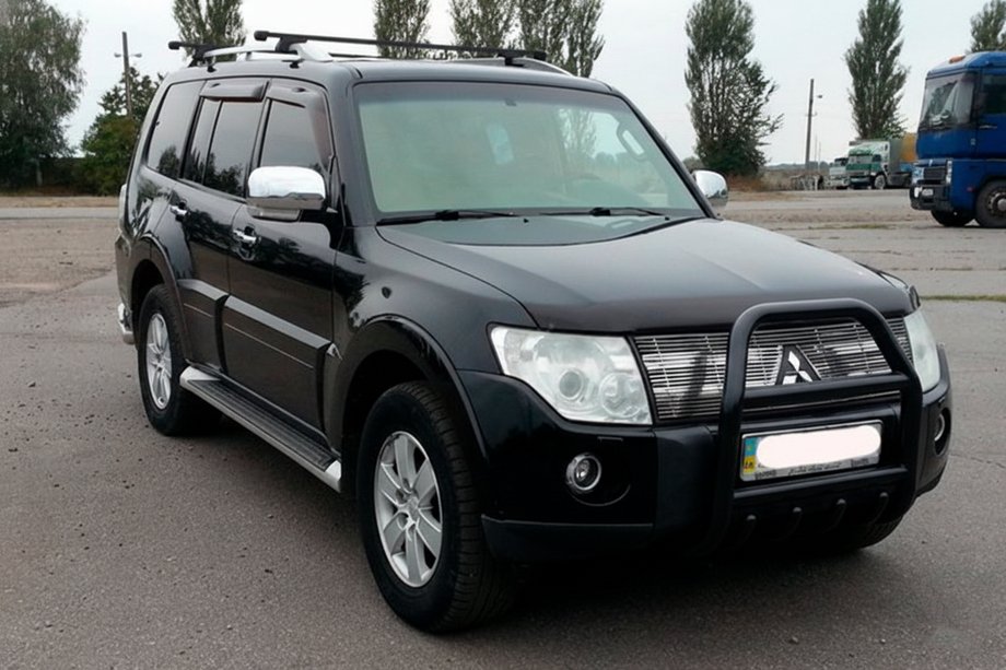Mitsubishi Pajero Wagon IV 2006-2021 Bull Bar QT007 Black (Stainless Steel) Image