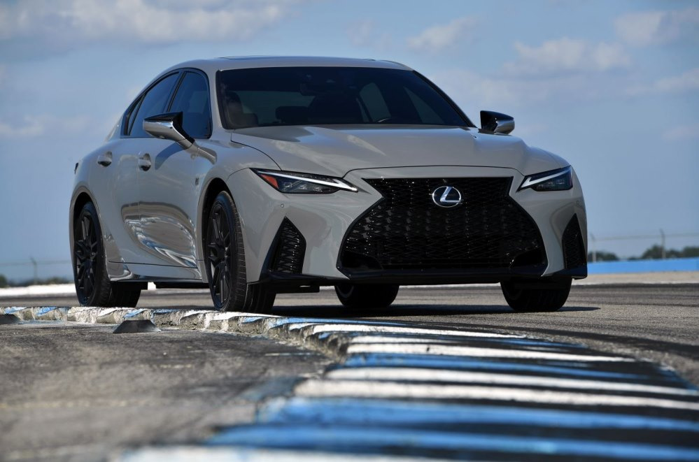 Lexus IS 500: powerful sports sedan with a naturally aspirated V8