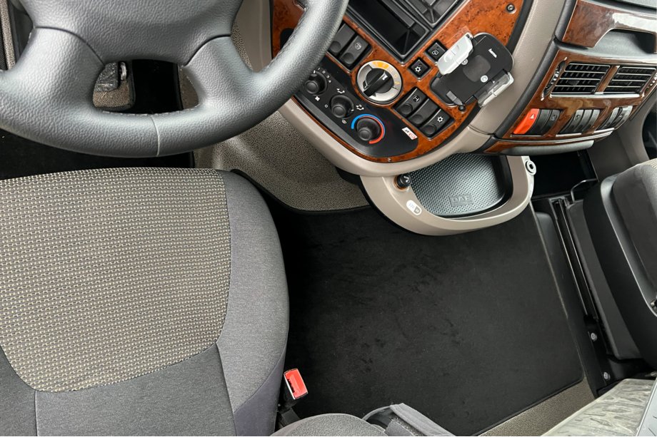 DAF XF105 2005-2013 Deluxe Textile Floor Mats (Black) Photo 4