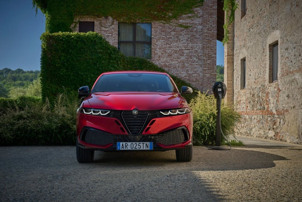 Alfa Romeo Tonale 2025 Review: Italian Style in a Compact SUV