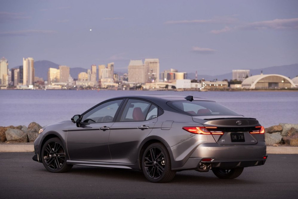 Toyota Camry (XV80) Review: Reliable Next‑Generation Hybrid Sedan Photo 3