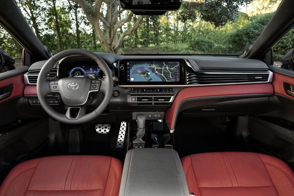 Toyota Camry (XV80) Review: Reliable Next‑Generation Hybrid Sedan Photo 6