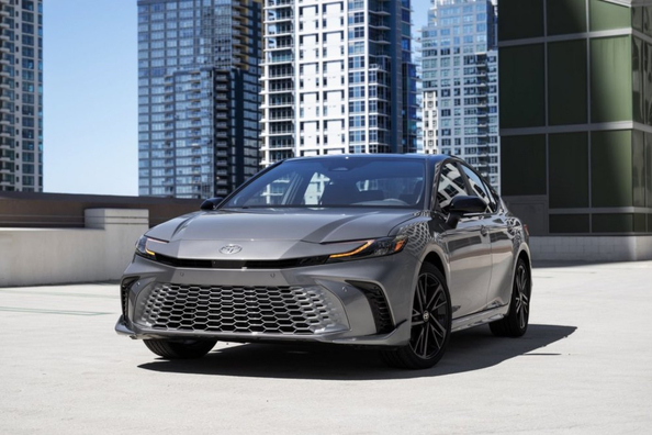 Toyota Camry (XV80) Review: Reliable Next‑Generation Hybrid Sedan Photo 2