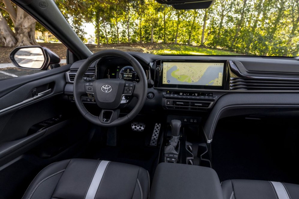 Toyota Camry (XV80) Review: Reliable Next‑Generation Hybrid Sedan Photo 5