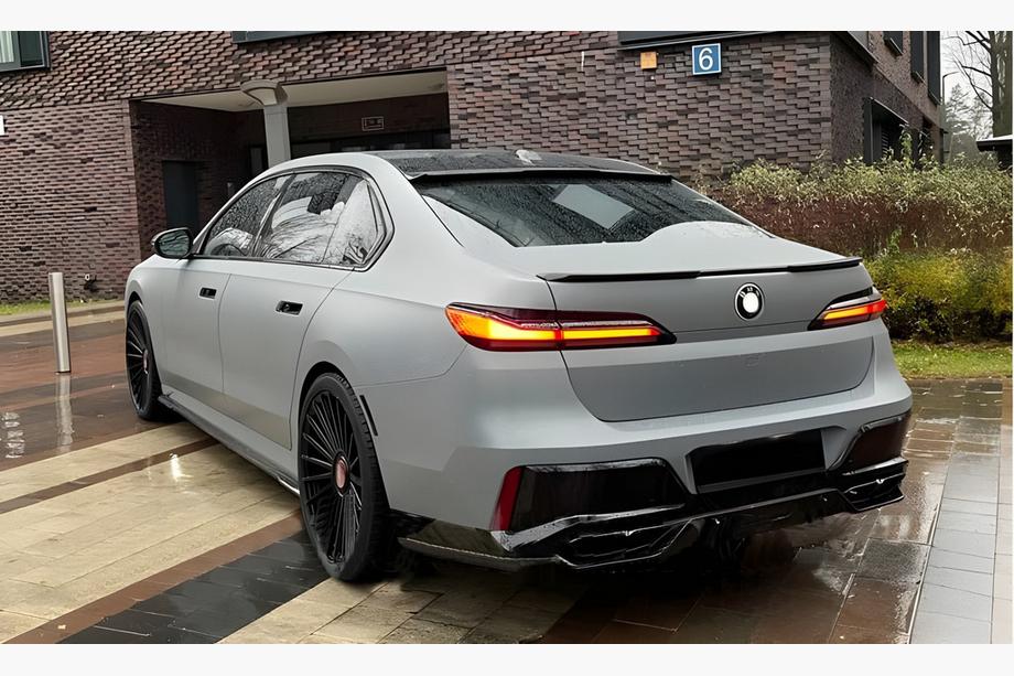BMW 7 Series G70/G71 2022- Rear diffuser with exhaust tips (for M760, M-Sport and i7 M70) Image