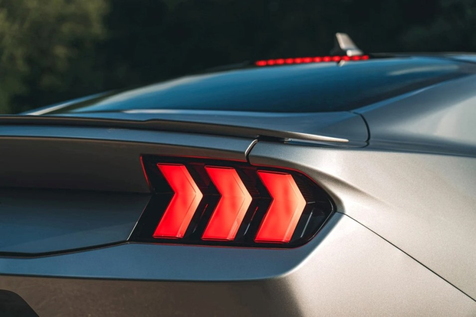 Why Do American Cars Have Red Turn Signals? History and Reasons