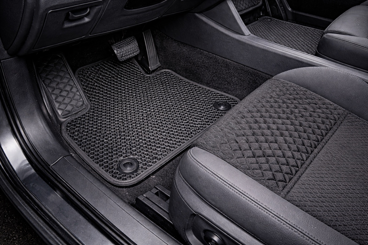 How to choose EVA car mats: templates, fixings, set options