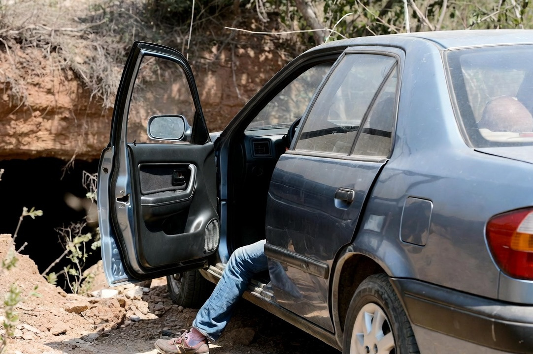 What to do in a car under shelling: step-by-step life-saving tips