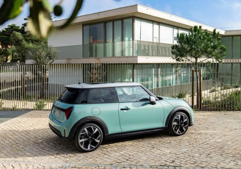 MINI Hatchback 3-door (F66) review: the new generation