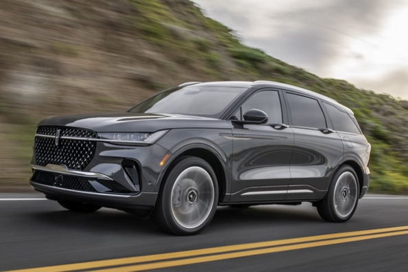 2025 Lincoln Nautilus review: luxury and tech in the midsize class