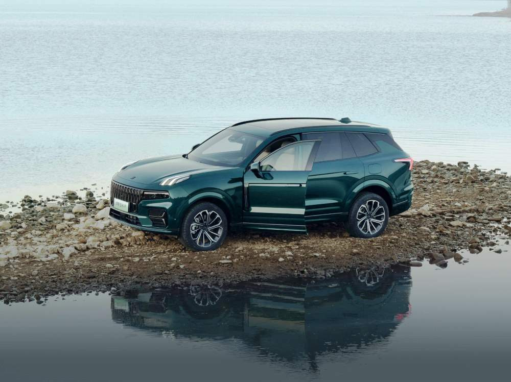 Review of the powerful Lynk & Co 09 premium crossover