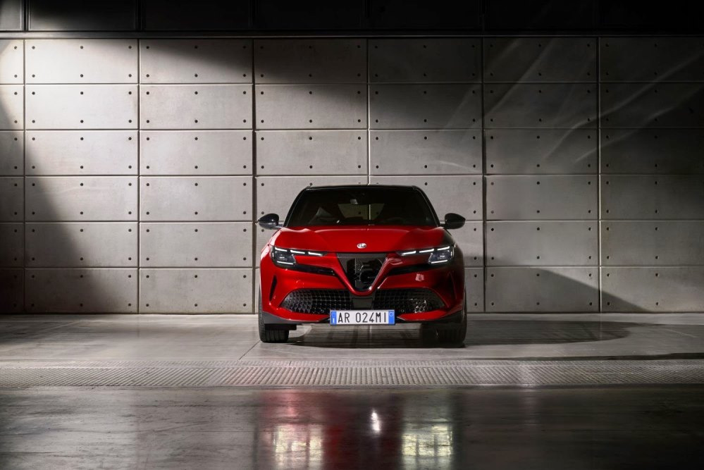 Alfa Romeo Junior (2025) review: hybrid and electric SUV in one