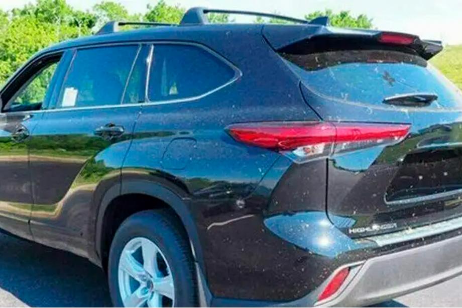 Toyota Highlander 2019- Lockable OEM cross bars for factory mounting points (2 pcs) Image