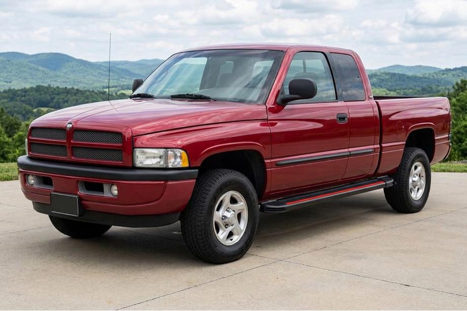 Dodge RAM (BR/BE) 1994–2002 Side steps Maya Red (2 pcs, Aluminum) Image