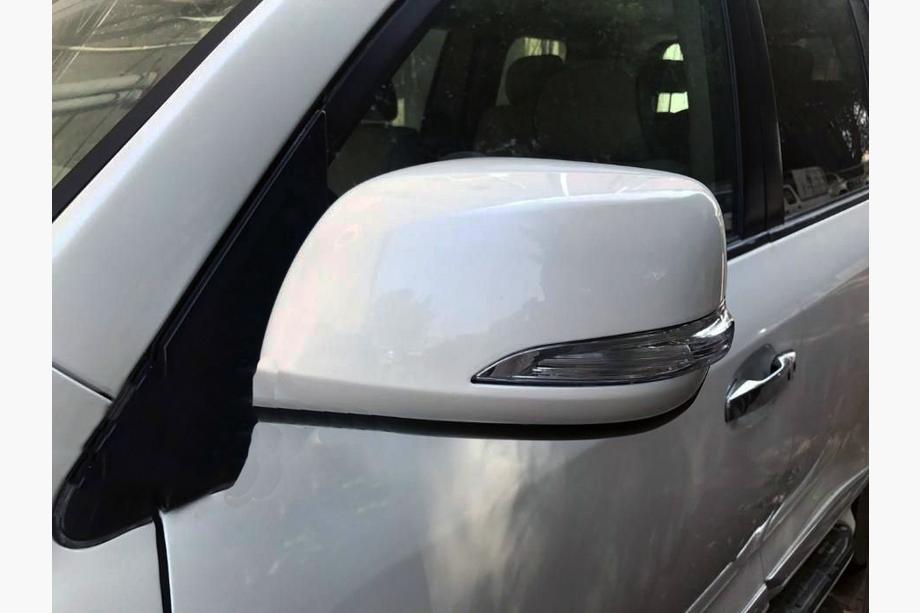 Toyota Land Cruiser 200 2007-2021 Mirror caps (without turn signal repeater, 2014 style) Image