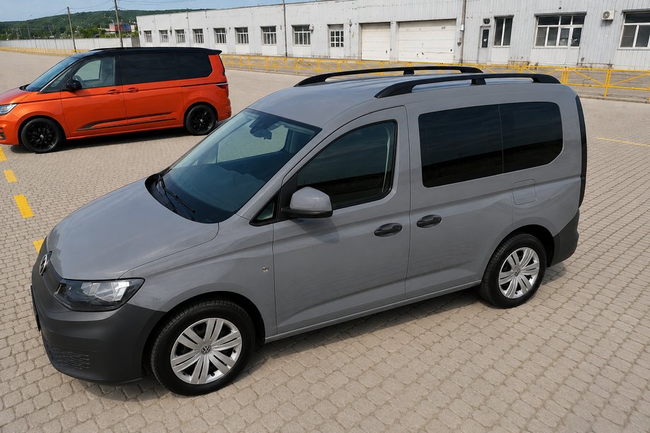 Ford Connect 2021- Black roof rails (Turkish design) Maxi Base, Plastic Feet Photo 4