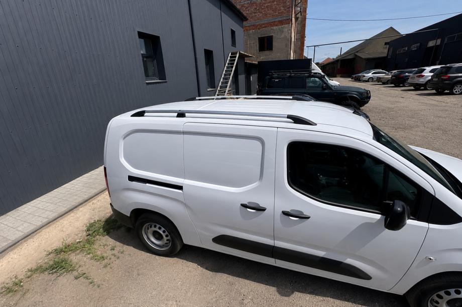 Citroen Berlingo/Multispace 2018- Chrome roof rails (Turkish design) Long, metal mounting feet Image