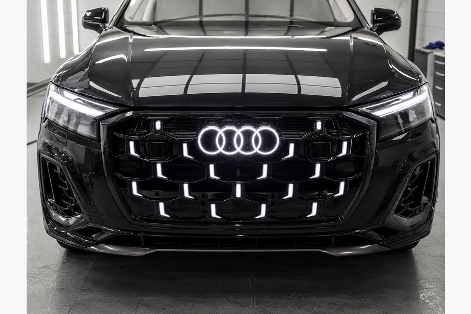Audi Q7 2015–2026 RSQ-Style LED Front Grille (2024-2026, Gloss Black) Image