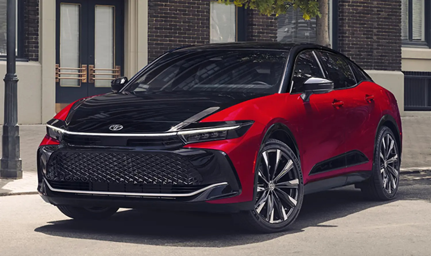 Toyota Crown 2027: new THS 5 hybrid, AWD and refreshed design