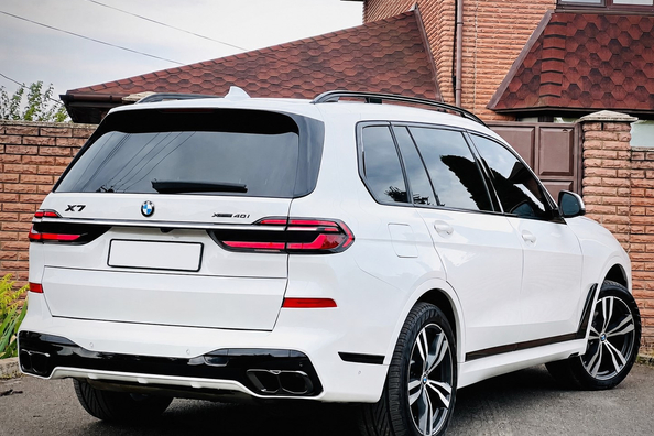 BMW X7 G07 2019–: installing the LCI M-Performance facelift kit Photo 10