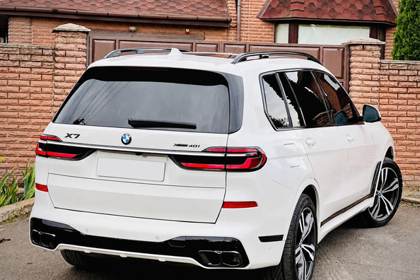 BMW X7 G07 2019–: installing the LCI M-Performance facelift kit Photo 9