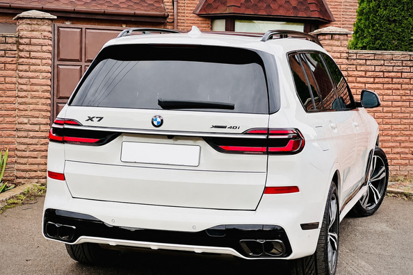 BMW X7 G07 2019–: installing the LCI M-Performance facelift kit Photo 8
