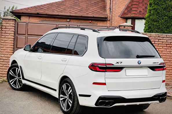 BMW X7 G07 2019–: installing the LCI M-Performance facelift kit Photo 7