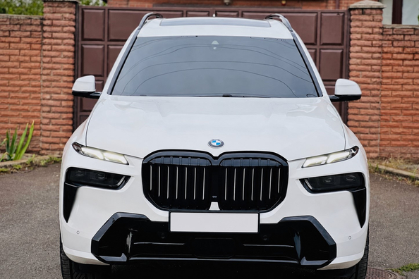 BMW X7 G07 2019–: installing the LCI M-Performance facelift kit Photo 1