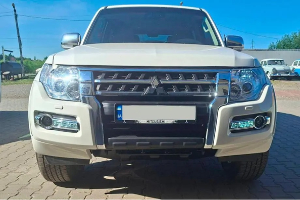 Mitsubishi Pajero Wagon IV facelift: front bumper replacement Photo 1