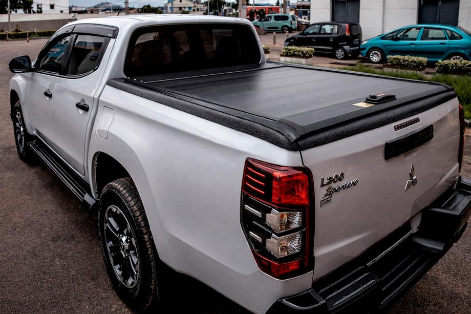 Toyota Hilux 2015- OEM roller shutter tonneau cover (2015-2020, manual with handle and lock) Photo 1