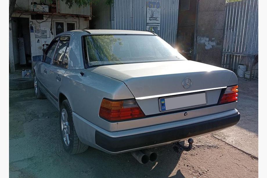 Mercedes E-class W124 1984–1997 Stainless Steel Trunk Trim Photo 2