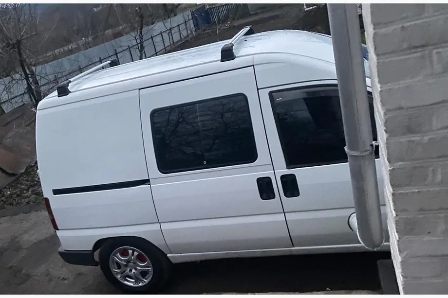 Fiat Scudo 1996-2007 Lockable roof cross bars for factory mounting points (2 pcs) Image