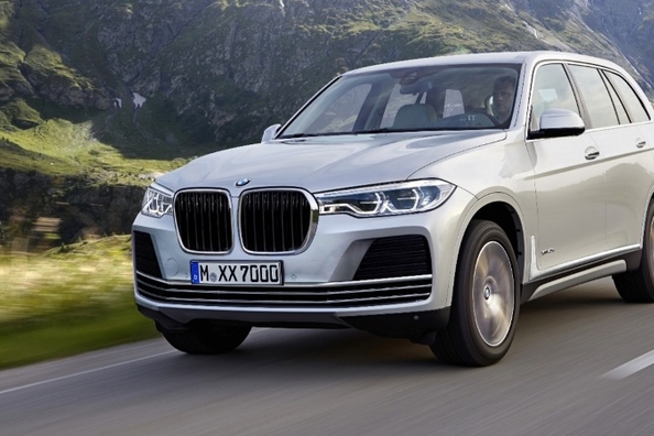 The flagship crossover BMW X7 will submit next autumn