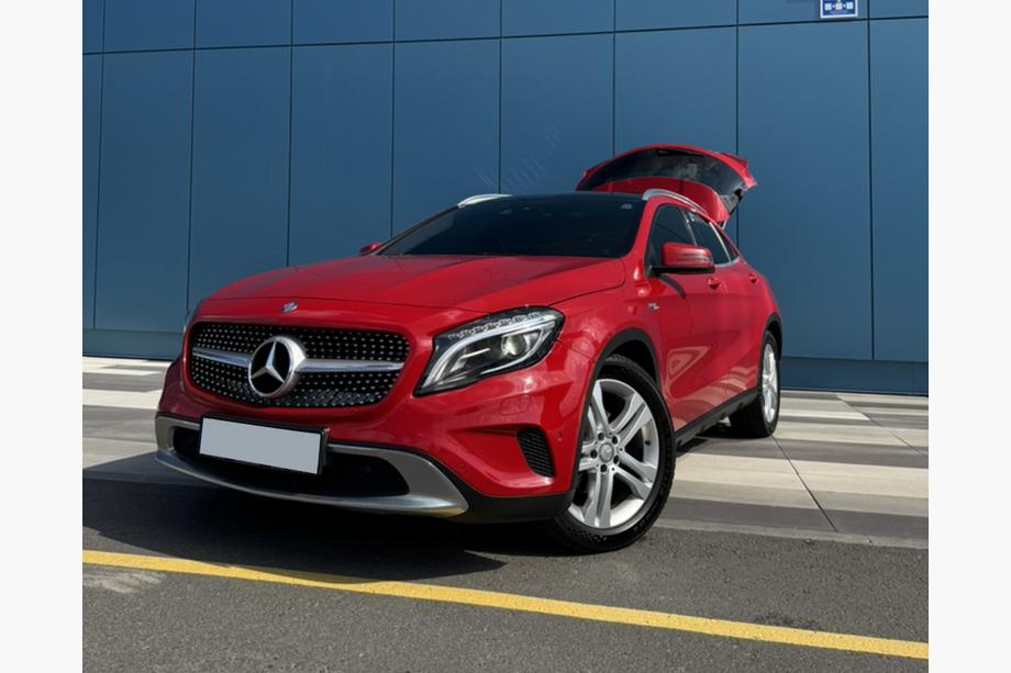 Mercedes GLA X156 2014-2019 Front Grille Diamond Silver (2014-2016) Image