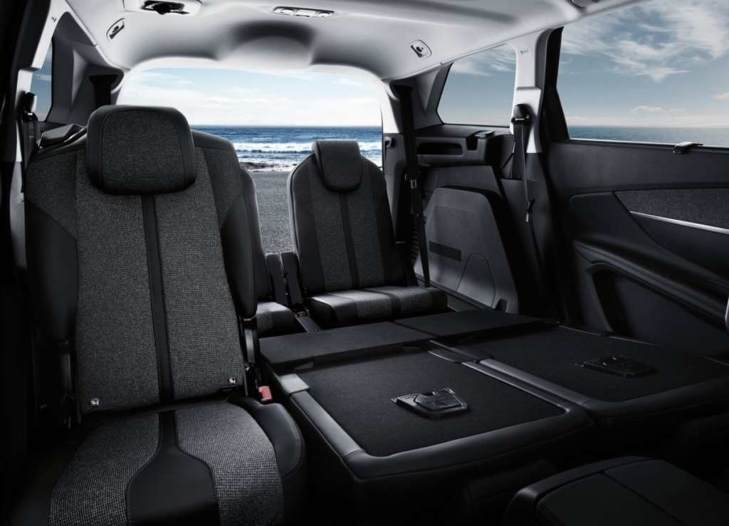 French style in the crossover Peugeot 5008 2017