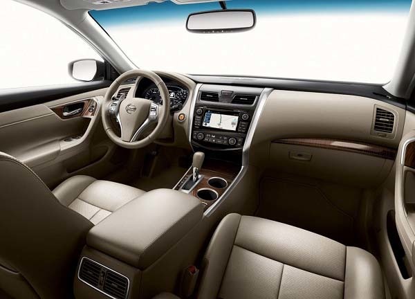 Overview of sedan Nissan Teana