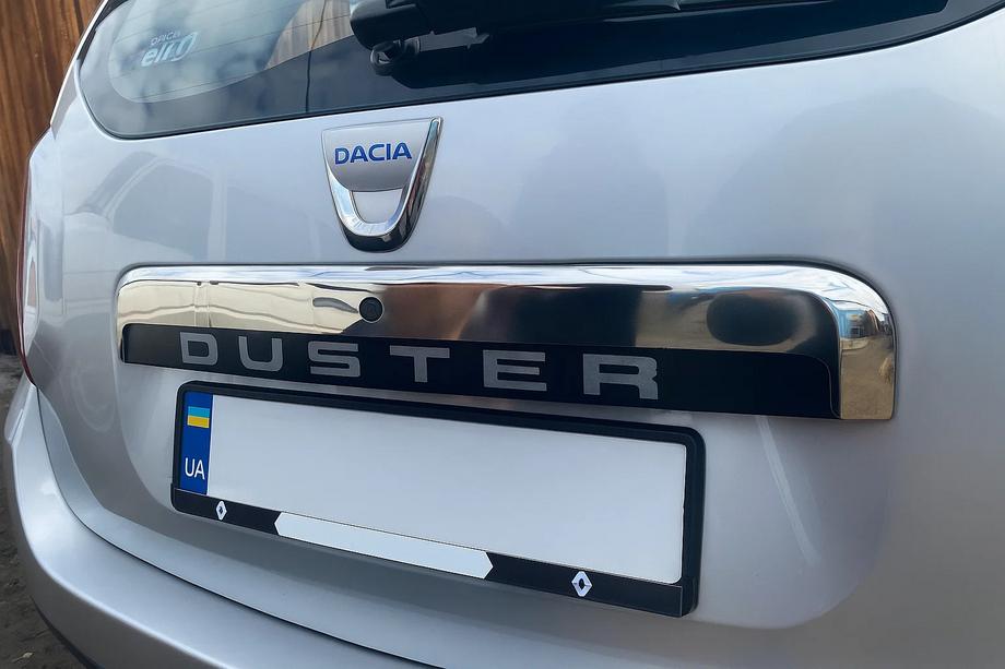 Renault Duster 2008–2017 Upper stainless steel trim above license plate Image