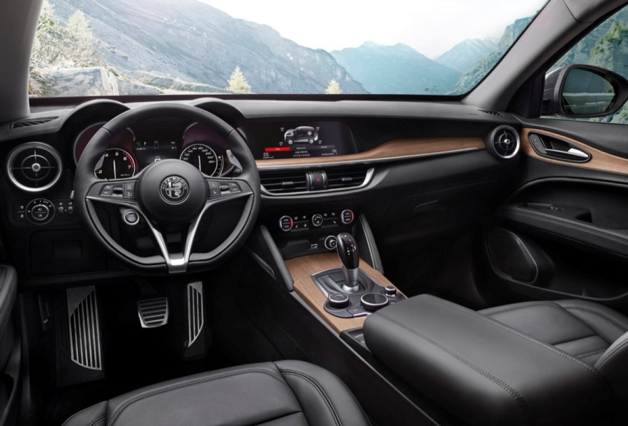 Overview of crossover Alfa Romeo Stelvio