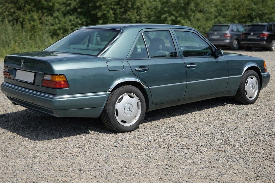 Mercedes E-class W124 1984–1997 Fender Trim 1989-1995 (4 pcs, Stainless Steel) Image