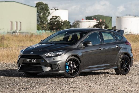 Overview of the sports version of the hatchback Ford Focus RS