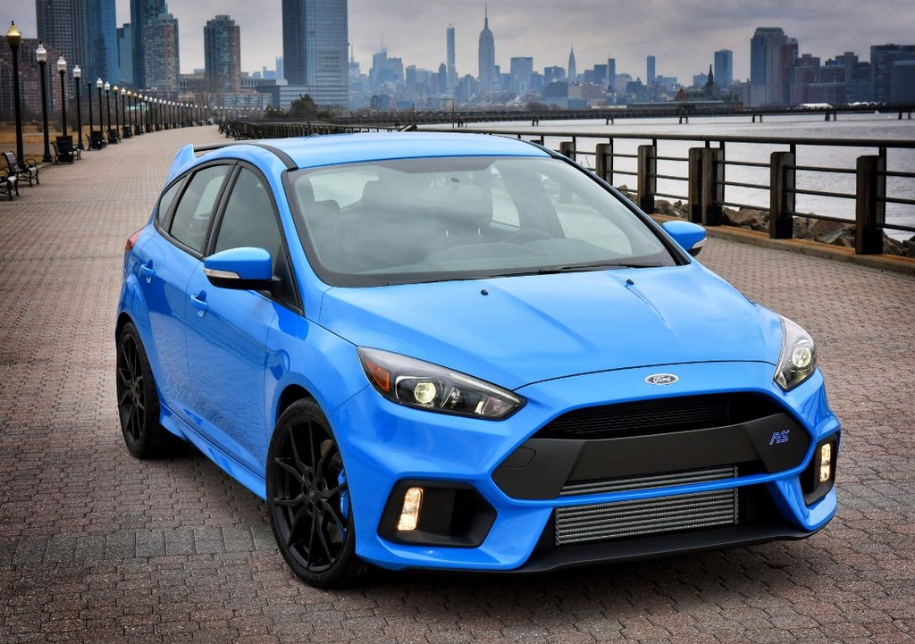 Overview of the sports version of the hatchback Ford Focus RS